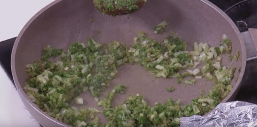 طريقة عمل بطاطس خضراء باللحمة و الخضرة 